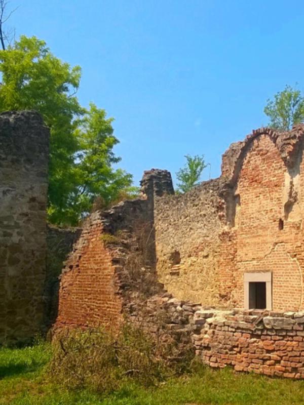 Die Ruine der Kirche von Rádpuszta